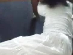 カルメンは彼女の猫を愛撫していた。 女性 ...
